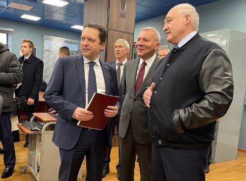 Лукашенко презентовал генидиректору «Роскосмоса» Борисову любимое сало Шойгу