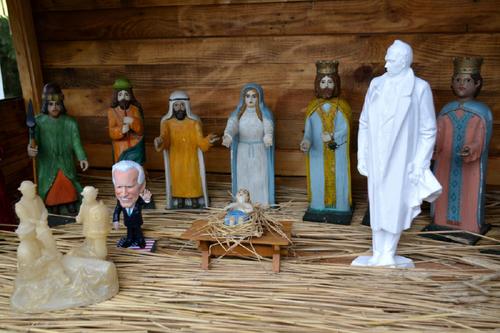 В рождественский вертеп на западе Украины к святому семейству добавили фигурки Байдена и Степана Бандеры