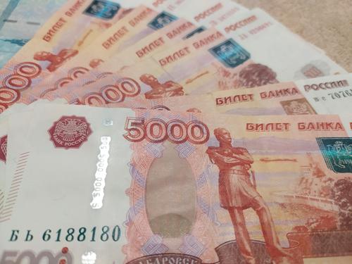 Каждый шестой россиянин от 18 до 24 лет хочет получать каждый месяц по 150-200 тыс. рублей