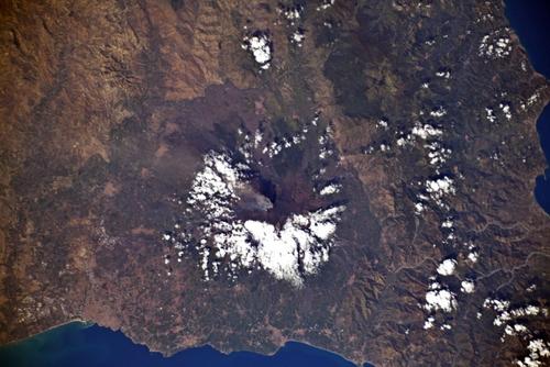 На Камчатке вулкан Шивелуч выбросил пепел на высоту до 4 км