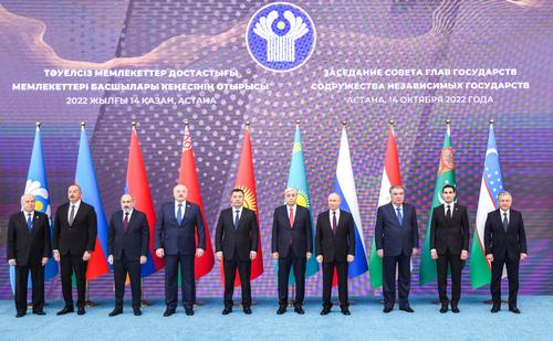 РИА Новости: Путин встречает лидеров стран СНГ перед предстоящим саммитом в Петербурге