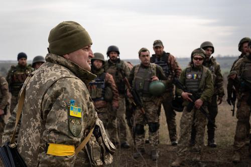Офицер из ЛНР Марочко заявил, что ВСУ привозят в Артемовск оружие под видом гуманитарной помощи