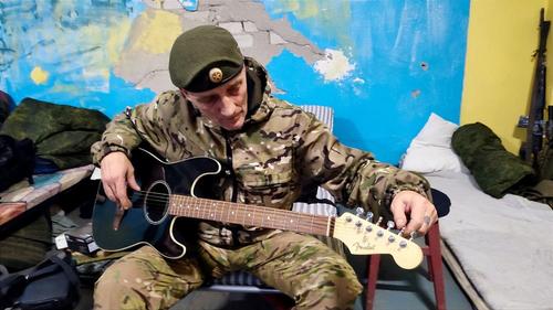 Певица Чичерина в канун Нового года подарила снайперу из Новосибирска, находящемуся в зоне СВО, свою гитару с «боевым прошлым»