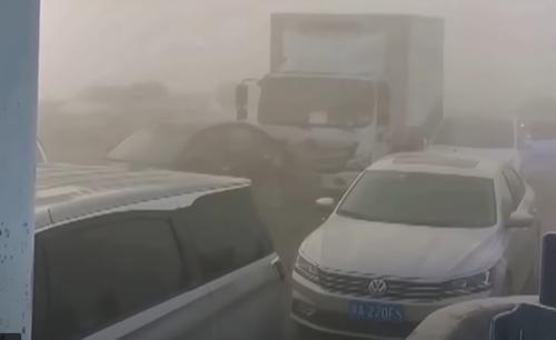 В Китае всю ночь разбирали завалы из 200 столкнувшихся из-за тумана машин