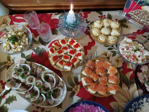 Кондитер Дюран: одними из самых вредных продуктов на новогоднем столе являются многокомпонентные салаты и маринады