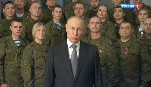 Путин впервые выступил с новогодним обращением не на фоне Кремля, а вместе с военными