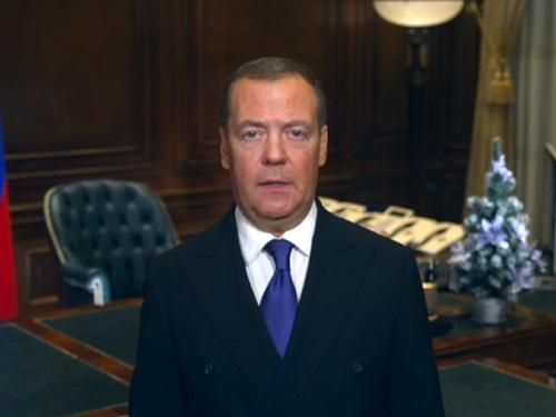Медведев в своем новогоднем поздравлении пообещал, что наступающий год не будет легким