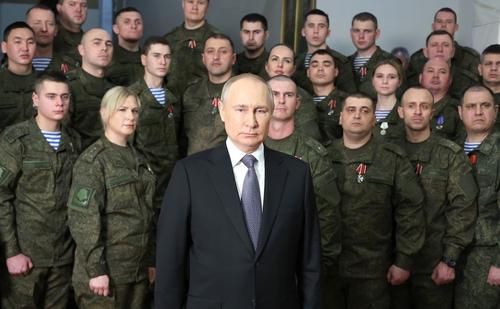 Владимир Путин впервые выступил с новогодним поздравлением в окружении военных