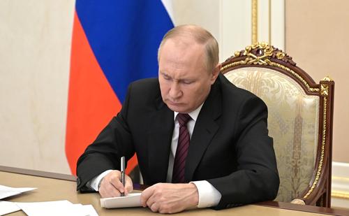 Президент РФ Путин добавил в штат МЧС 15 тыс. сотрудников