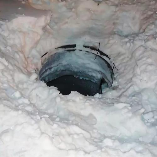 В Магнитогорске мужчина провалился в открытый колодец, засыпанный снегом