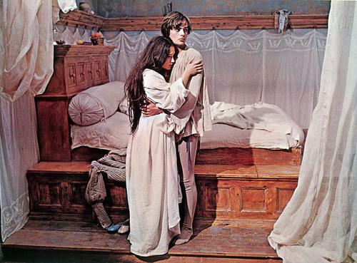 Актеры, сыгравшие Ромео и Джульетту требуют компенсацию за то, что более 50 лет назад им пришлось раздеться перед камерой