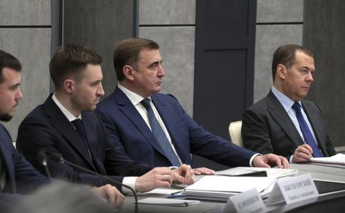 Замглавы Совбеза Медведев назвал власти Украины «свиньями» в связи с отказом прекращать огонь на Рождество