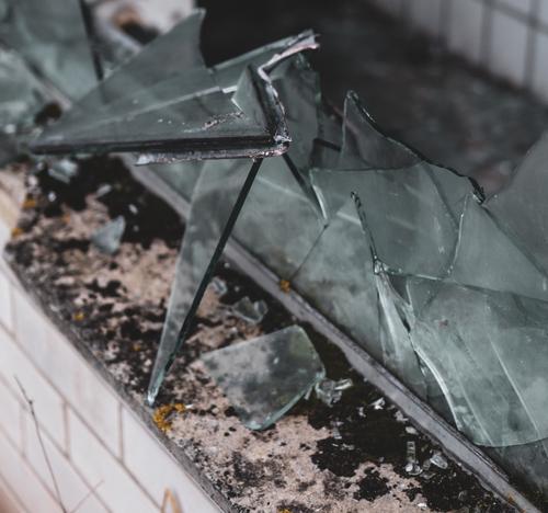 Снаряд ВСУ пробил кровлю многоквартирного дома в Донецке