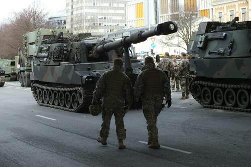 Премьер-министр Польши Моравецкий заявил, что в стране пока не намерены передавать Украине танки 
