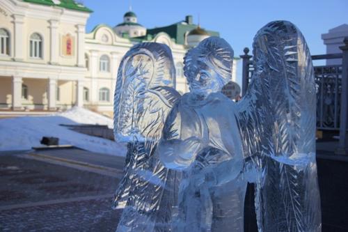 Рядом с главным собором Хабаровского края поставили рождественские скульптуры