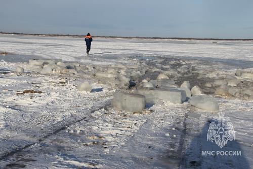 Хабаровские спасатели обнаружили следы провала машины под лед