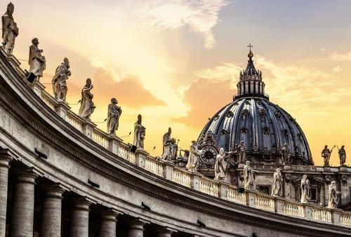 Ватикан готовится рукополагать женщин и геев в священники