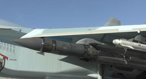 Российские фронтовые истребители Су-35С берут под свой контроль небо над Малороссией 