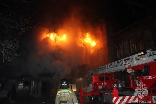 Сотрудники МЧС спасли четырех человек при пожаре в Комсомольске-на-Амуре