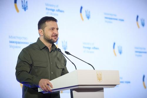 Политолог Марков посчитал правильной идею установки бюста Зеленского в Капитолии, поскольку глава Украины защищает интересы США 