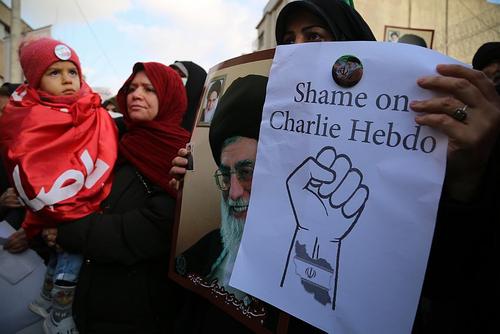 Charlie Hebdo высмеял карикатурой иранского аятоллу Али Хаменеи