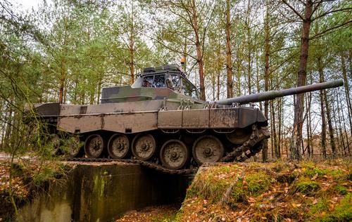 Bloomberg: ФРГ уже на будущей неделе примет решение – скорее всего, положительное — по поставкам Киеву танков Leopard