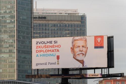 В Чехии во второй тур президентских выборов выходят бывший премьер Бабиш и натовский генерал в запасе Павел