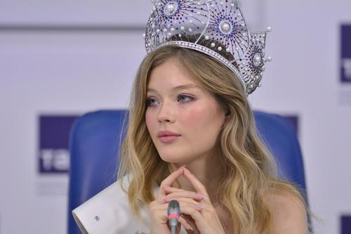 «Она сторонилась меня»: модель Анна Линникова рассказала об украинке на конкурсе «Мисс Вселенная»
