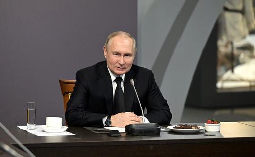 Путин пообещал, что зарплаты бюджетникам проиндексируют уже в январе, а уровень МРОТ будет расти, опережая инфляцию