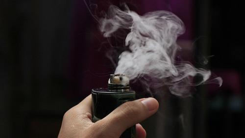 Госдума в третьем чтении одобрила внеплановое повышение акцизов на сигареты и жидкости для вейпов