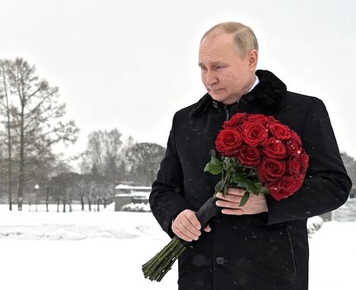 Путин возложил цветы к монументу «Рубежный камень» в Ленинградской области