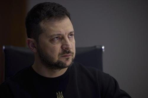 Зеленский, выступая в Давосе, посетовал, что боевые действия замедлились из-за зимы и недостатка оружия у армии Украины