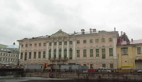 В Петербурге образовалась огромная очередь в Строгановский дворец
