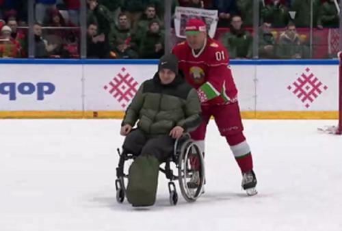 Лукашенко после хоккейного матча прокатился по льду с офицером из Донецка, потерявшим ногу в боях за Донбасс