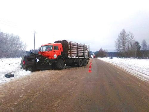 В Кировской области лесовоз раздавил легковую машину, погибли четыре человека