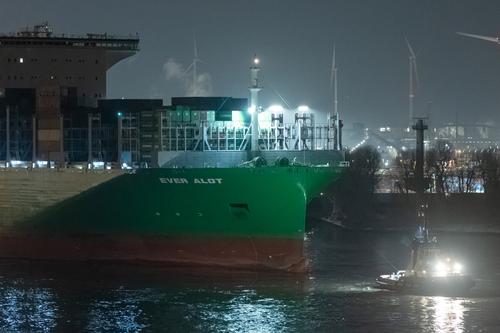 Рёнхап: спасатели обнаружили 12 из 22 членов экипажа затонувшего гонконгского судна 