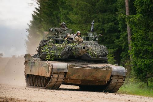 Премьер Украины Шмыгаль предполагает, что бойцы ВСУ могут обучиться управлению американскими танками значительно быстрее