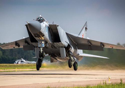 МиГ-31 ВКС РФ барражируют в небе над зоной СВО в поисках целей 