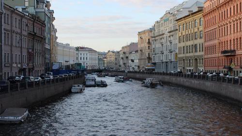 Россияне при возможности предпочитают переехать из регионов в Петербург - опрос
