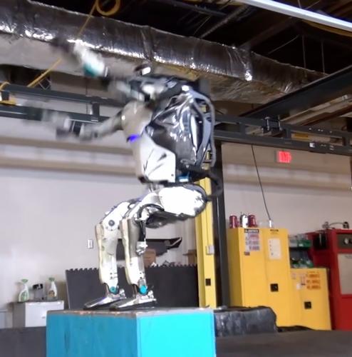 Американская компания в недалеком будущем сможет создать армию роботов, способных заменить живых солдат