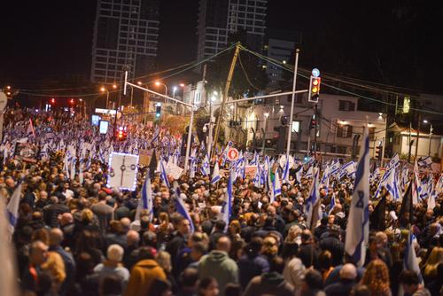 Десятки тысяч человек в Израиле выступили против Нетаньяху