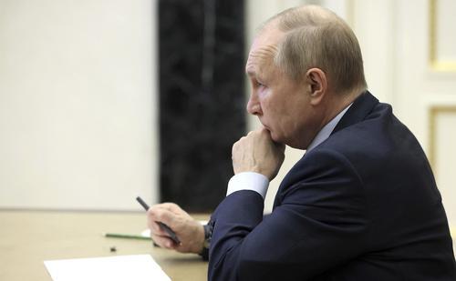 Путин поручил до 1 декабря утвердить Стратегию реализации молодежной политики на период до 2030 года