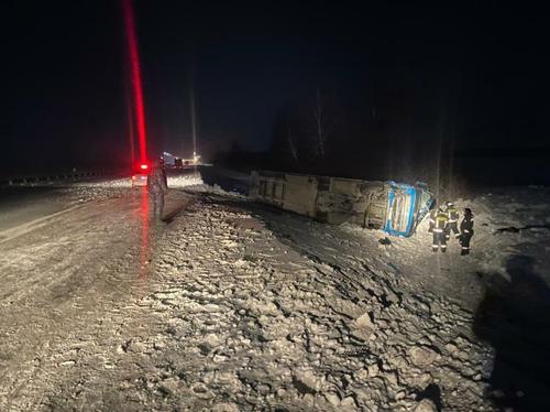 На трассе Челябинск-Екатеринбург ночью опрокинулся грузовик. Водитель погиб.