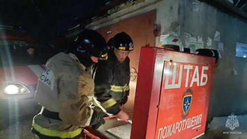В Хабаровске пожарные спасли более 30 человек от огня в жилом доме