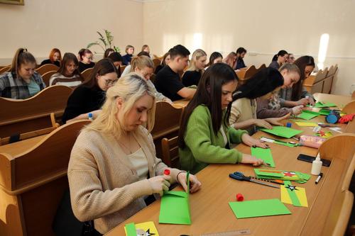 Студенты Челябинской области сделали открытки для защитников Отечества