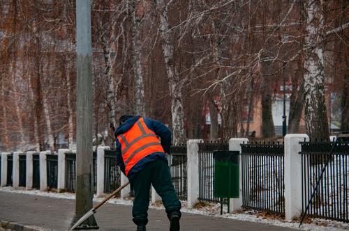 Бороться с гололедом некому: куда подевались дворники