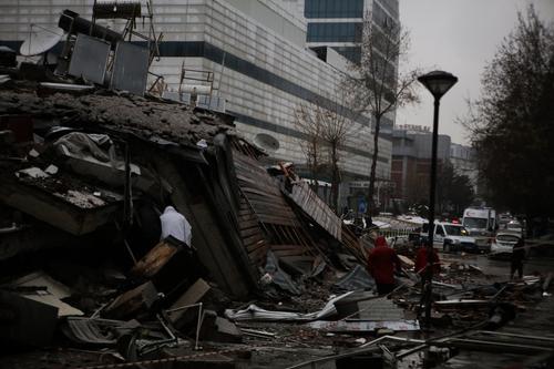 Количество жертв землетрясения в Турции возросло до 1 121