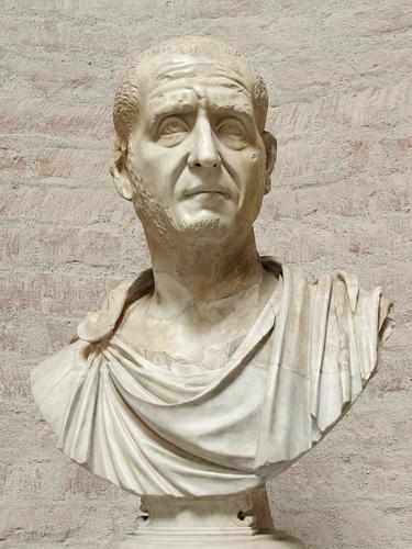 Статуя убитого римского императора, одетого как Геракл, найдена возле канализации в Риме