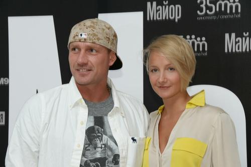 Фигуристка Оксана Домнина поздравила с днем рождения своего мужа Костомарова, которому, по сообщению ТАСС, ампутировали обе стопы