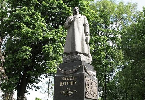 В Киеве начали демонтаж памятника советскому генералу Николаю Ватутину